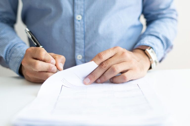 closeup-business-man-signing-document